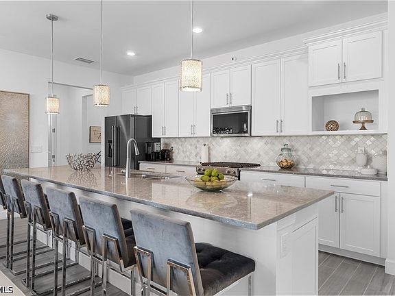 5th image of 42363 Edgewater Dr
