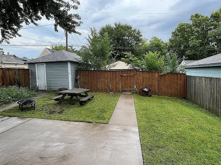 615 Taylor St NE — Photo 2