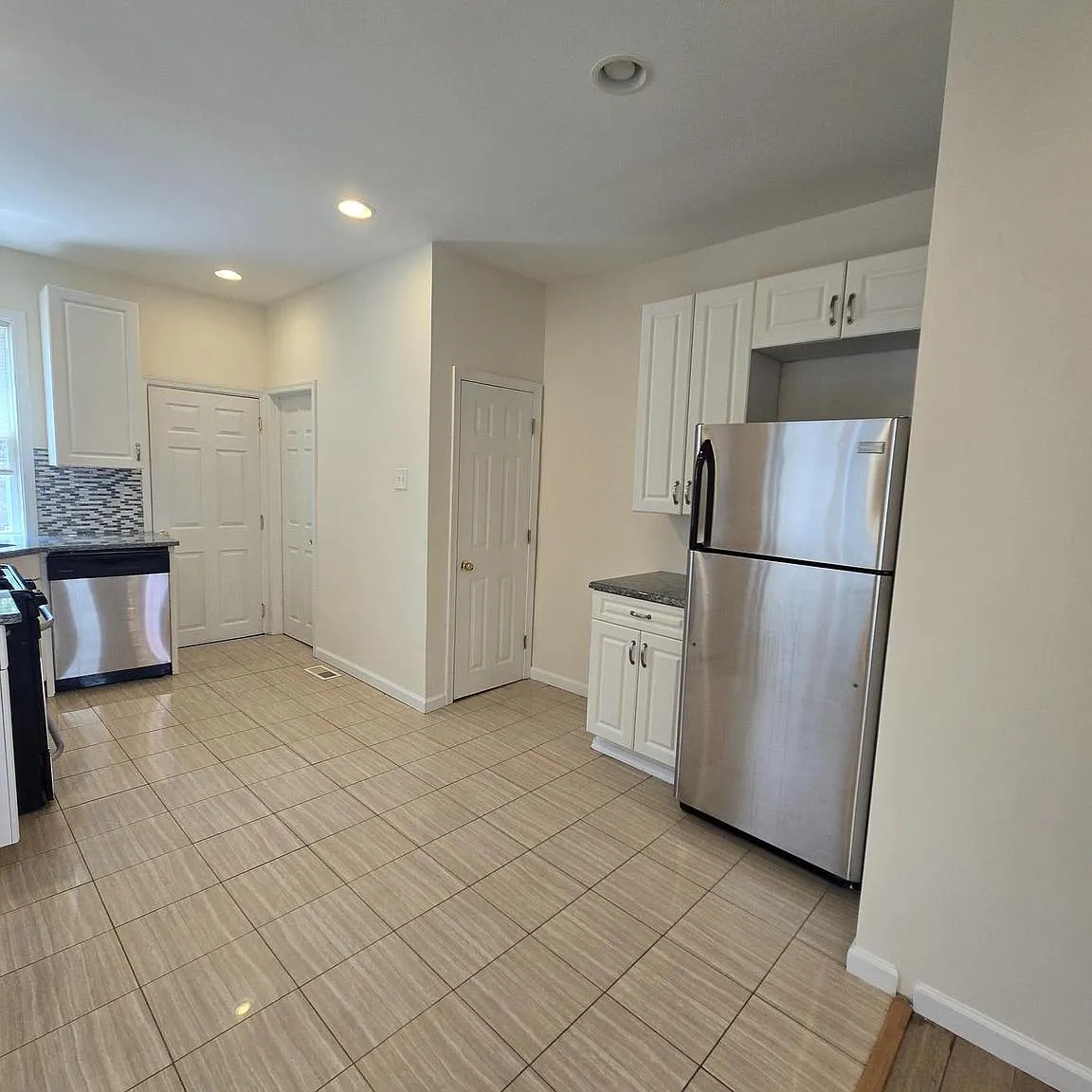 3 bed, 1.5 bath, 822 sqft, $1,800 — Photo 4