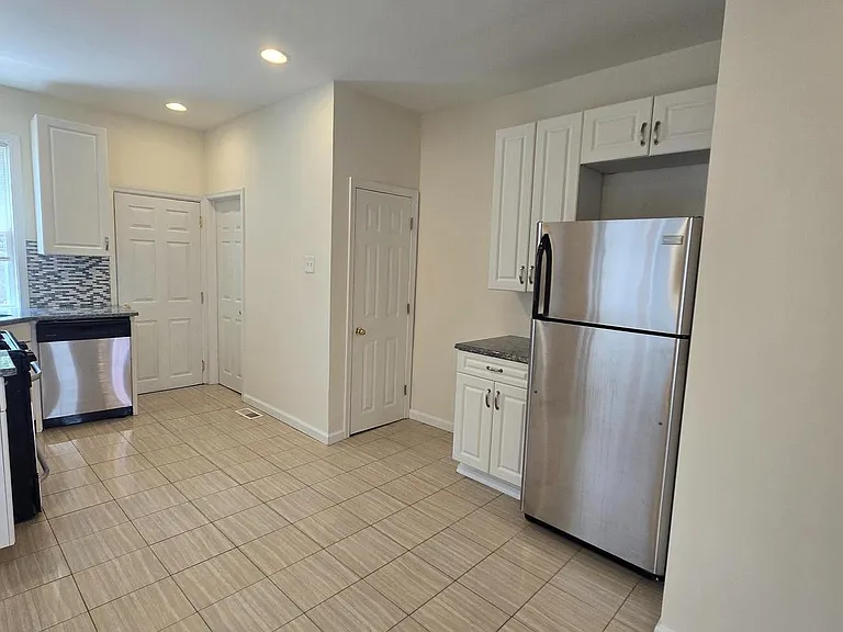 5630 Addison St — Photo 4
