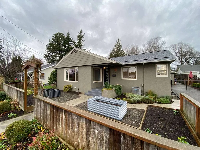 1608 E St — Photo 1