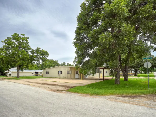 401 Wilkes St, Smithville, TX 78957
