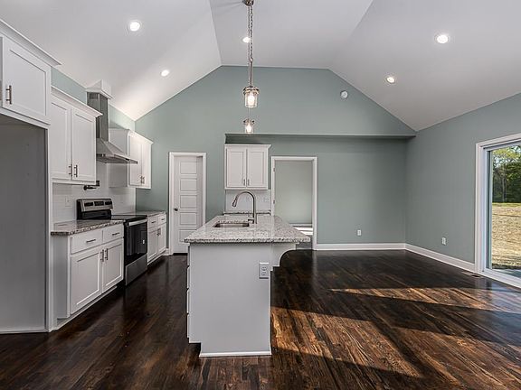 2nd image of 635 Oakwood Ln