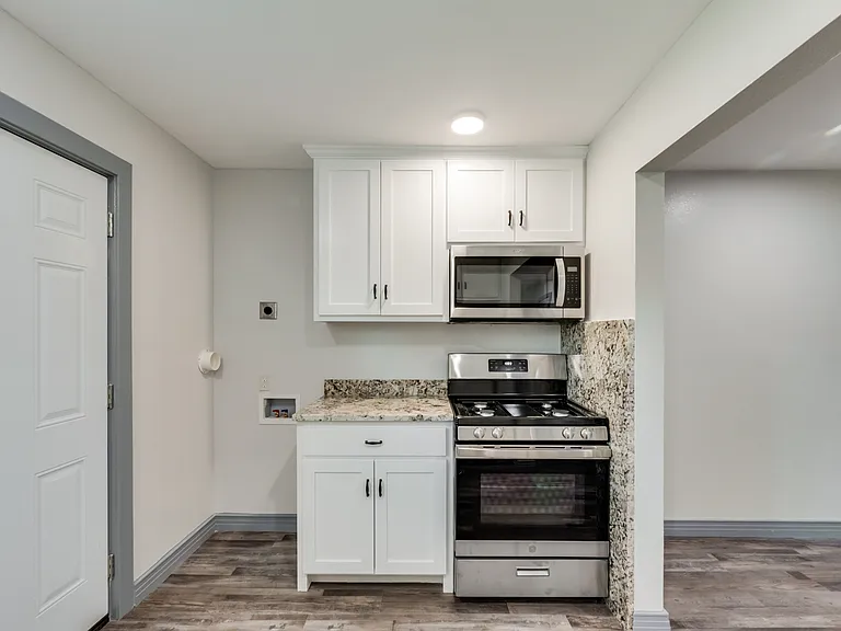2210 Manor St — Photo 2