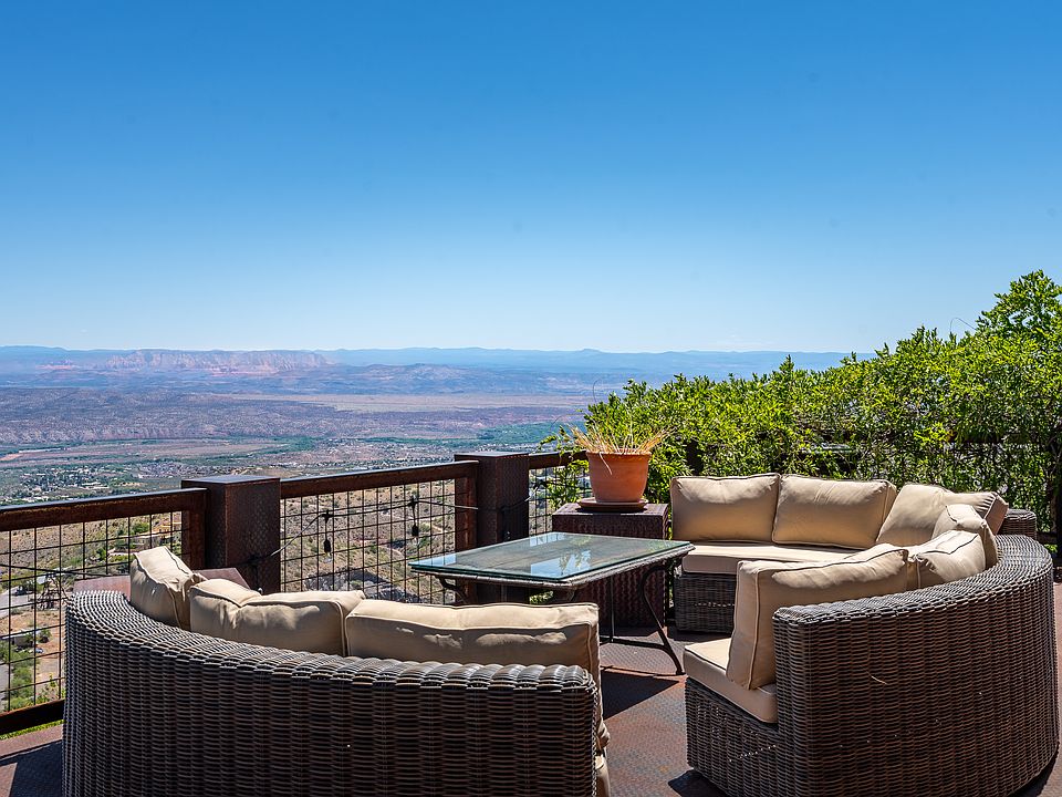 Beautiful and big upstairs deck with sweeping views.
