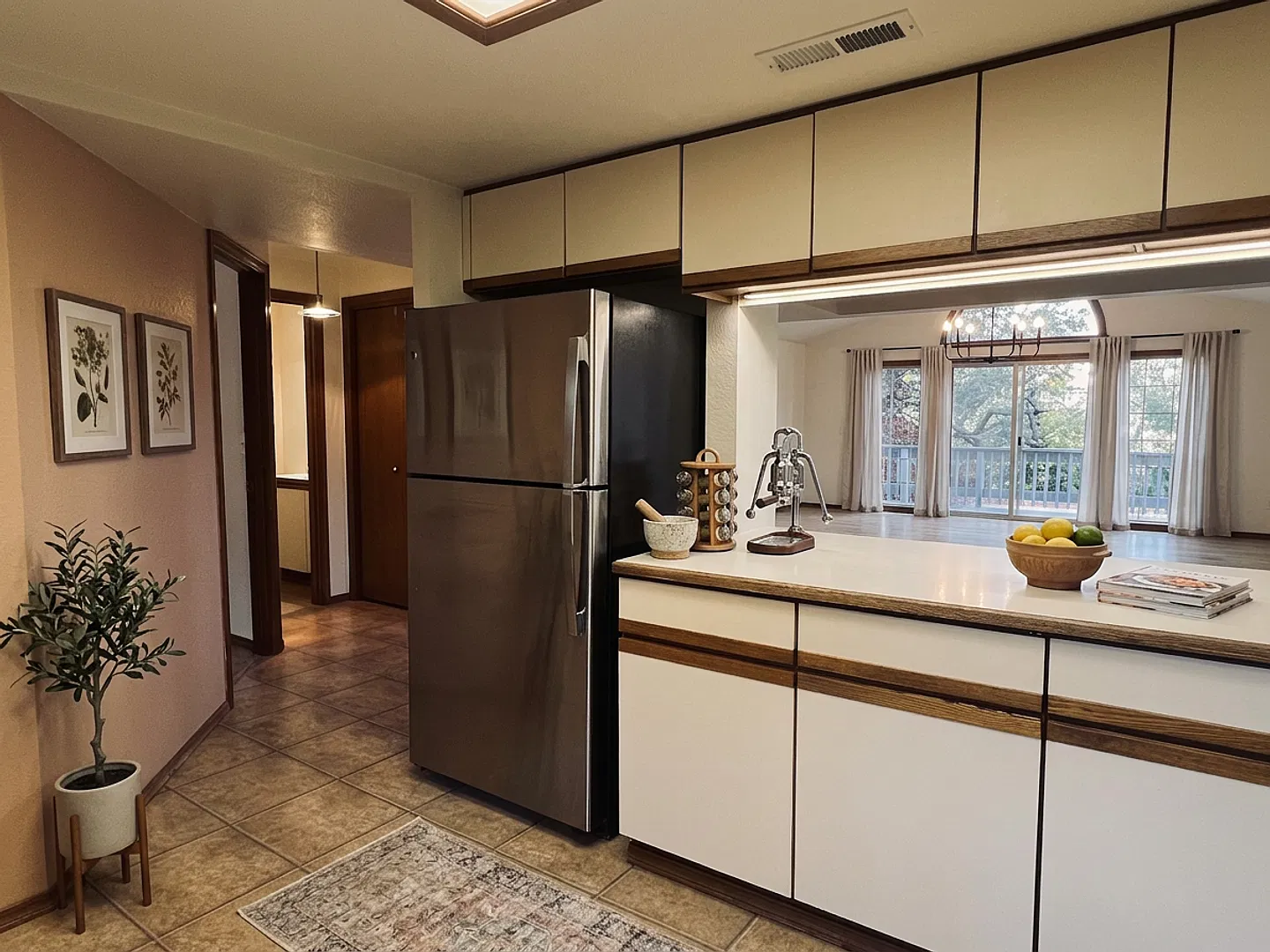Large Three-plus bedroom townhouse in North Ashland location - Available Now — Photo 4