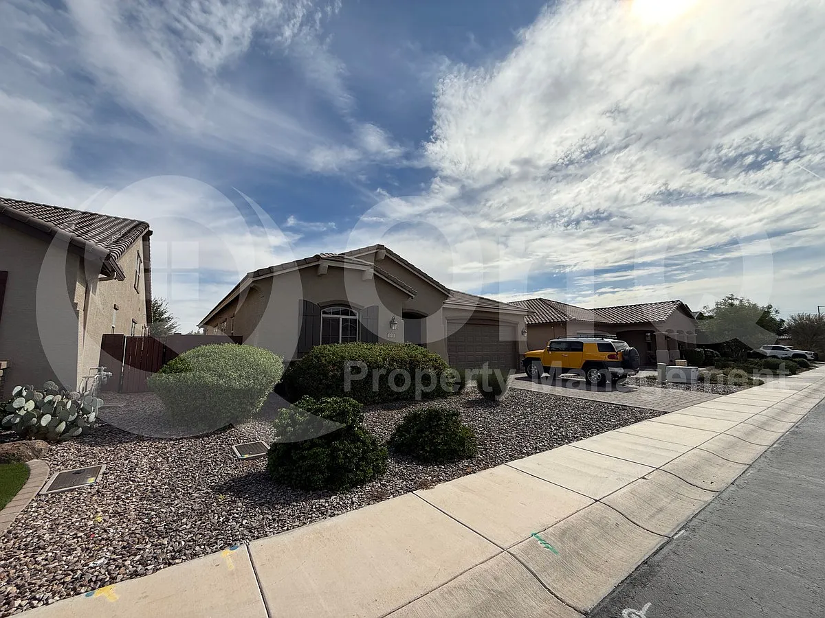 3 bed, 3.0 bath, 2246 sqft, $2,659 — Photo 2