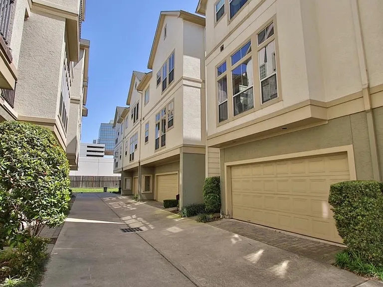 621 Hartman St — Photo 2
