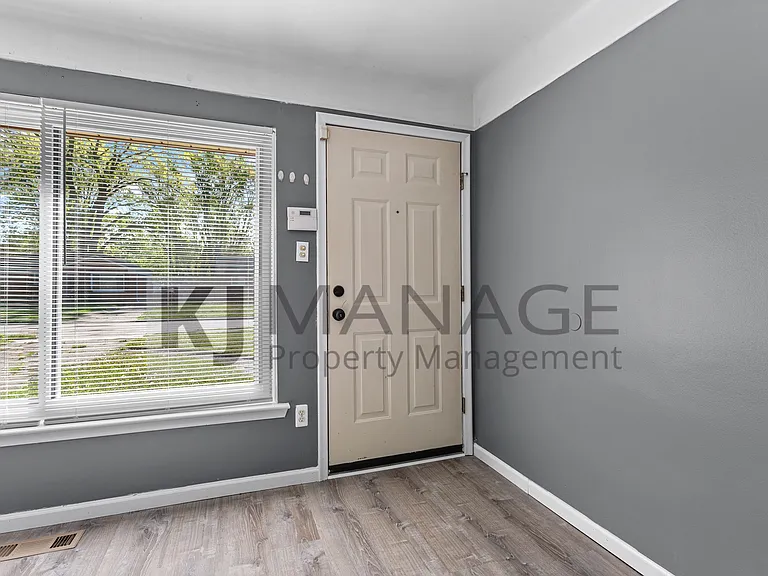 28203 Sutherland St — Photo 4