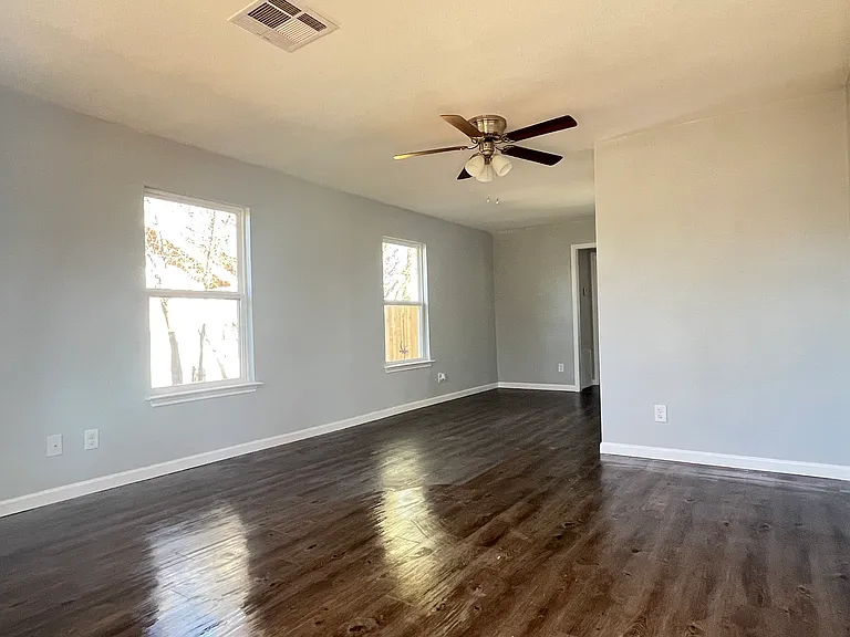 105 Chico St — Photo 2