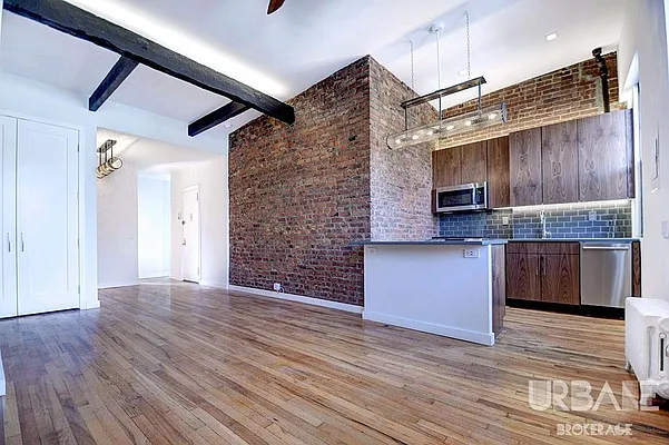 Rented by Urbane Brokerage | media 25