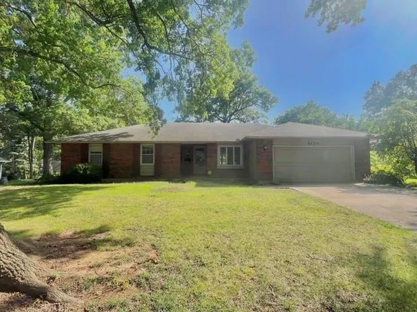 8128 Juniper Dr, Prairie Village, KS 66208