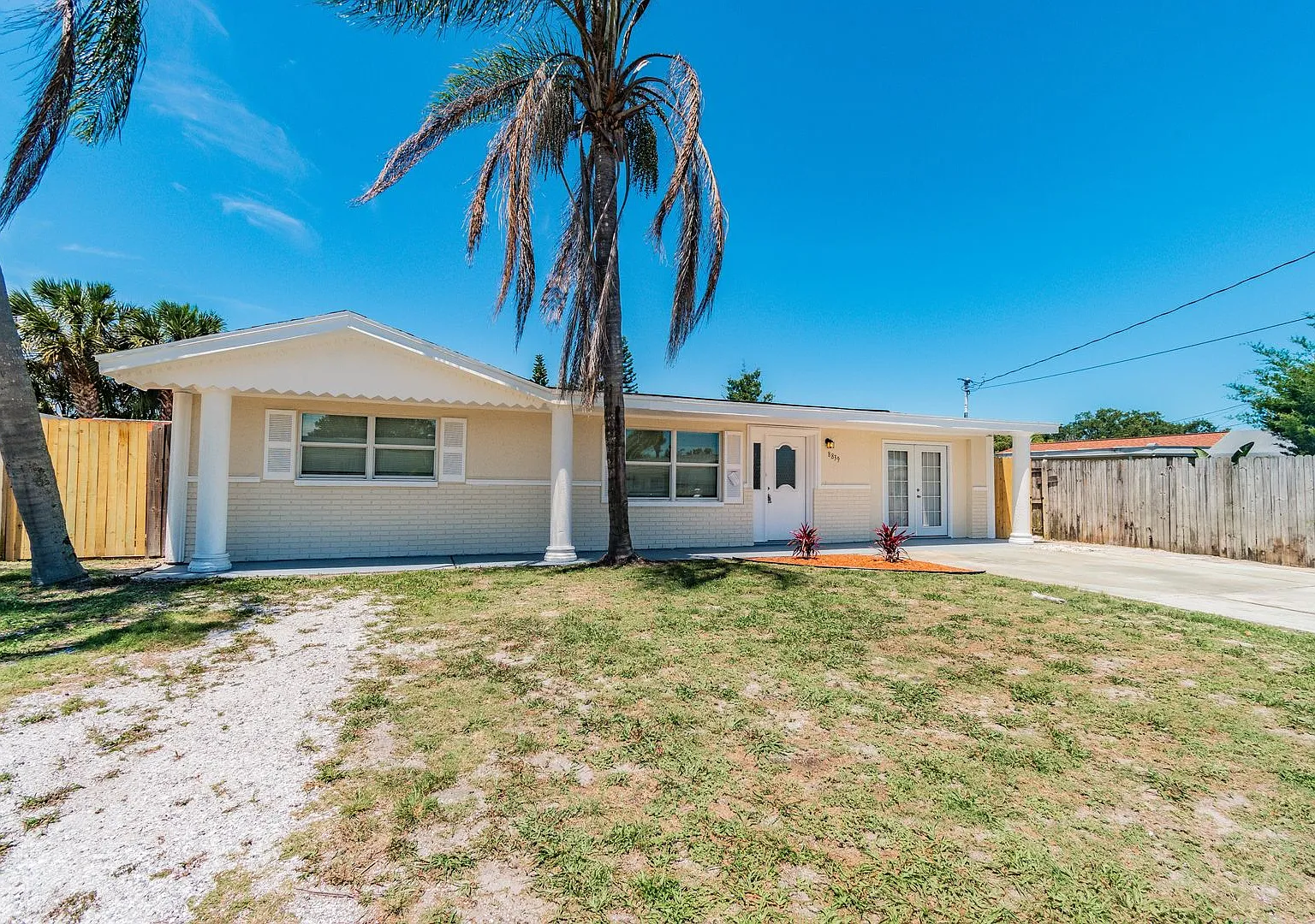 Beautiful POOL home with a large back yard.. 3/1.5 1360 Sq. Ft. with updated kitchen & bathrooms!! — Photo 4