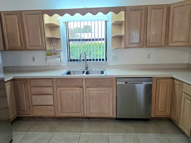 2511 N Orangewood St — Photo 4