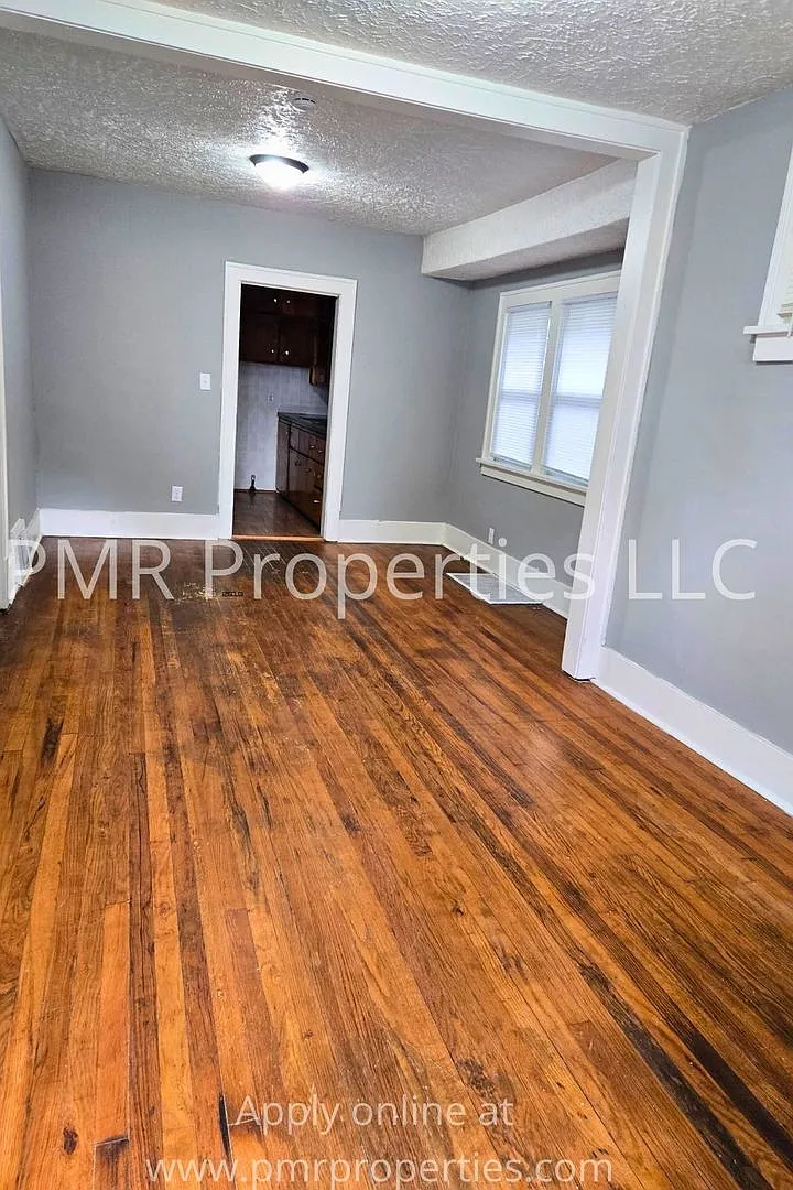 2 Bedrooms/1 Bathroom House — Photo 3
