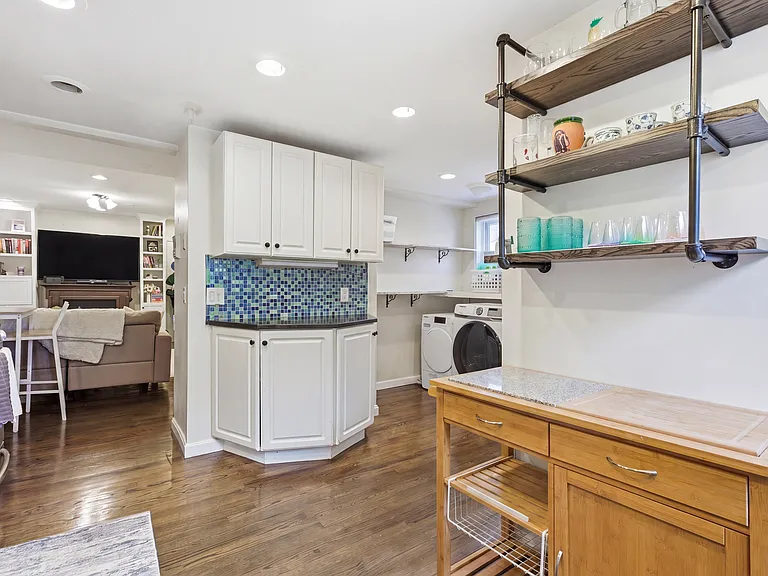 245 W 5th St #4 — Photo 9