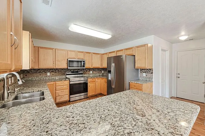 4 bed, 2.5 bath, 2396 sqft, $2,300 — Photo 3
