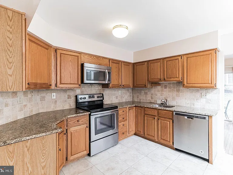 48 Stonehurst Ct — Photo 5