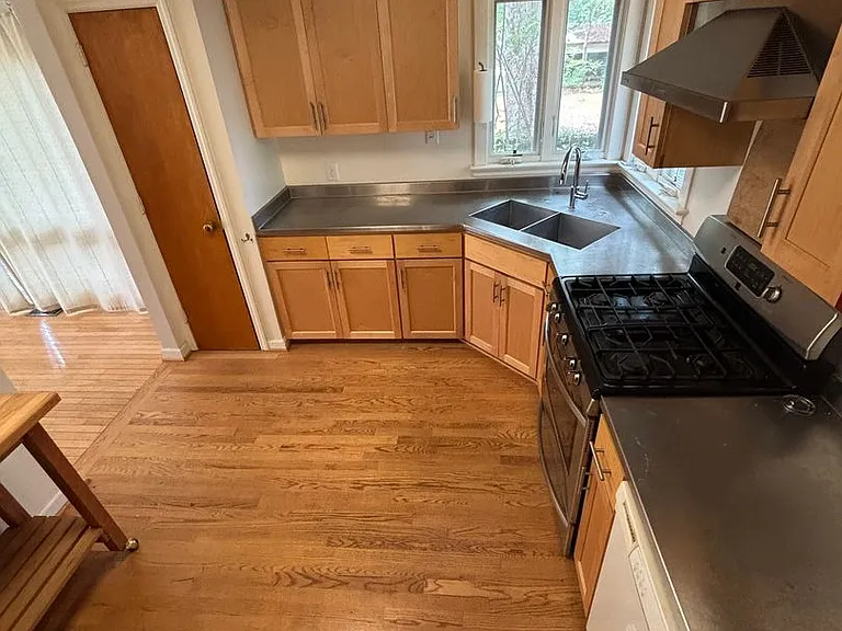 2312 Bedford Ave — Photo 7