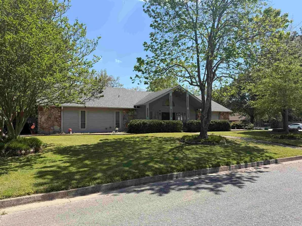4 Stratford Ln, Pine Bluff, AR 71603