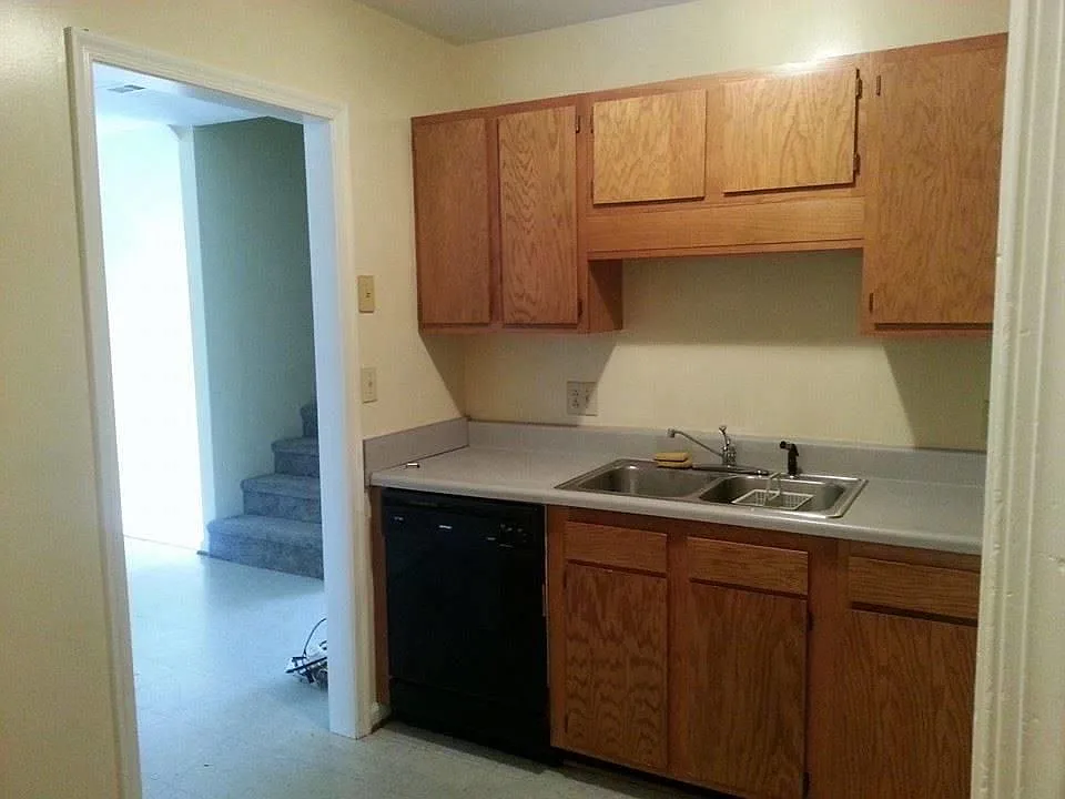 3 bed, 2.5 bath, 1800 sqft, $2,000 — Photo 3