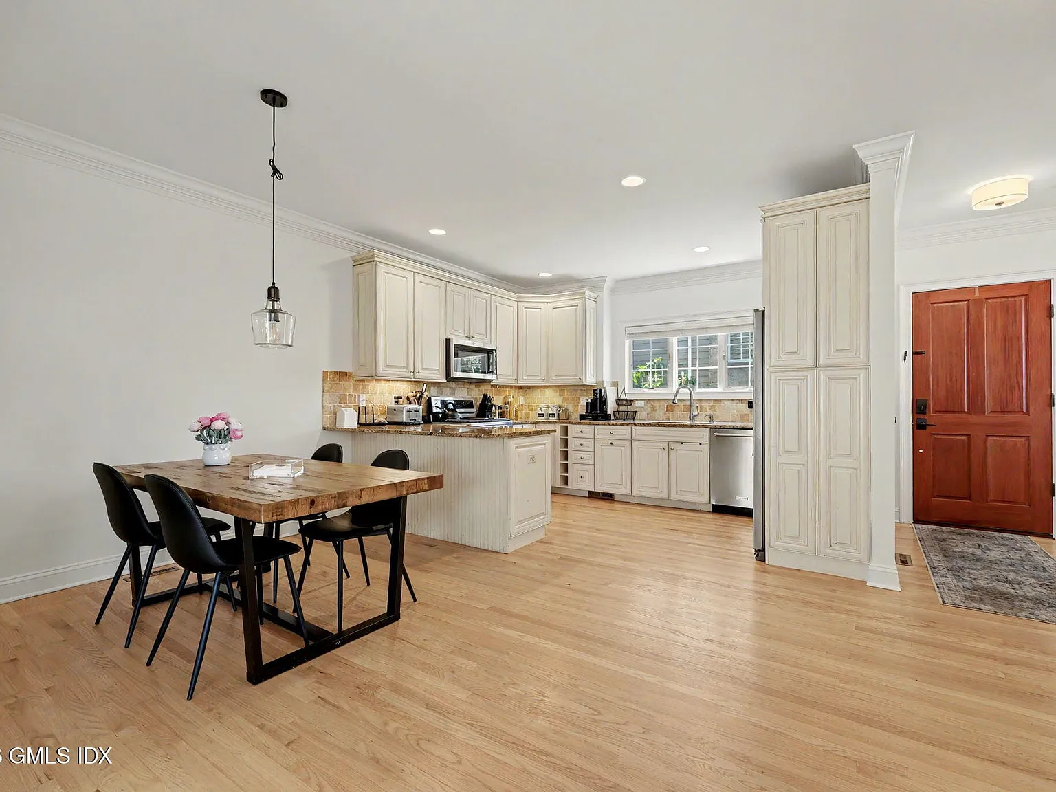 3 bed, 3.5 bath, 1958 sqft, $6,300 — Photo 4