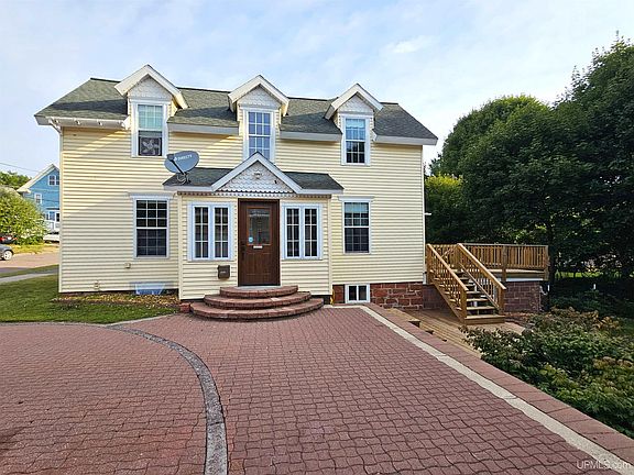 3rd image of 913 Maple St