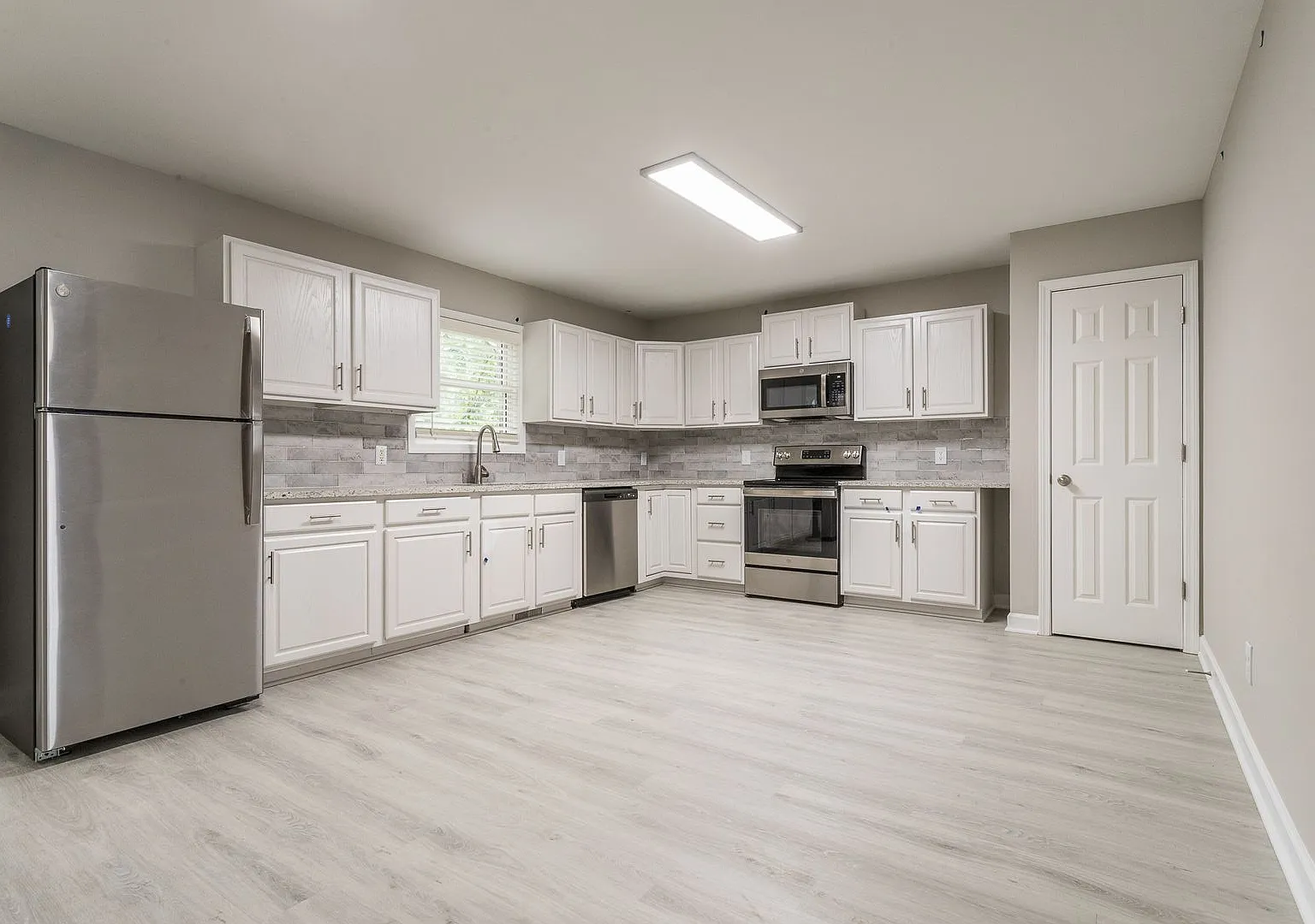 Modern 4 Bedroom 4 Bath Townhome — Photo 1