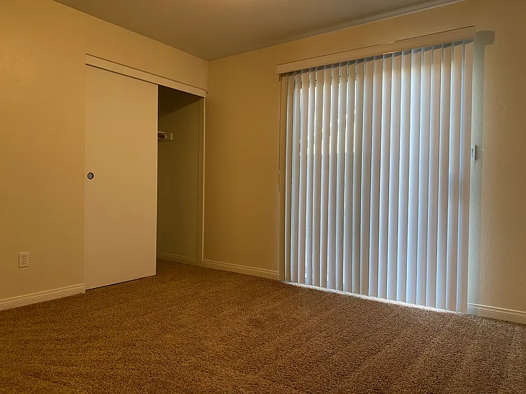500 White Ln — Photo 9