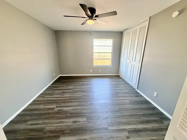 102 Charing Cross Ln — Photo 22