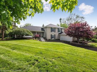 1607 Bracken Rd, Bloomfield Hills, MI 48302
