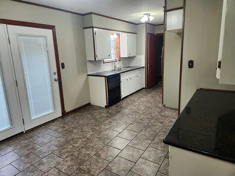 703 S Foster St — Photo 2