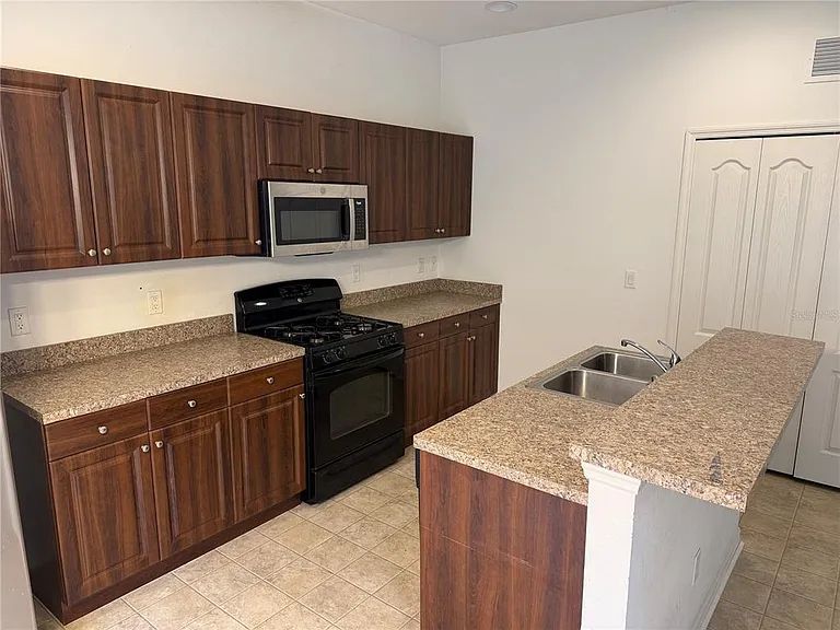 11858 Forest Park Cir — Photo 6