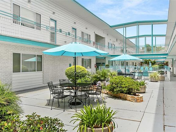 3rd image of 2833 Saint Charles Ave APT 26