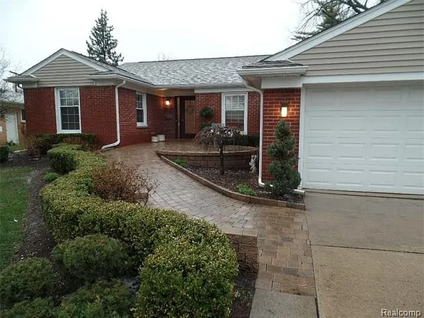 25508 Blossingham Dr, Dearborn Heights, MI 48125