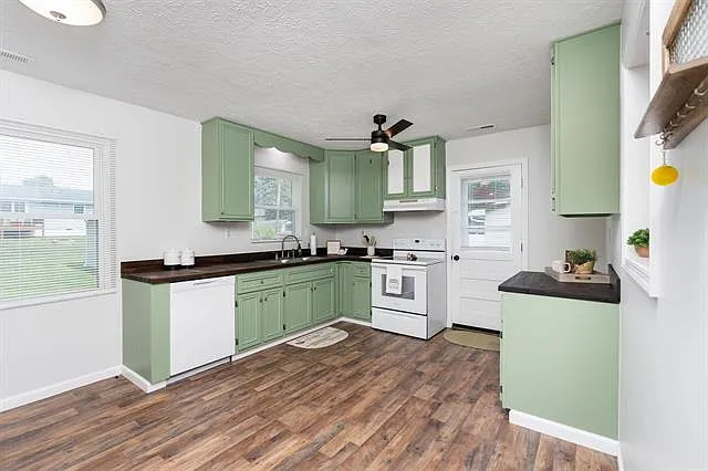 3 bed, 1.5 bath, 1041 sqft, $1,650 — Photo 1