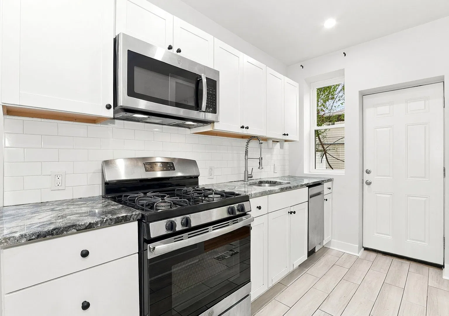 3 Bedroom 1 Bathroom House for Rent — Photo 2
