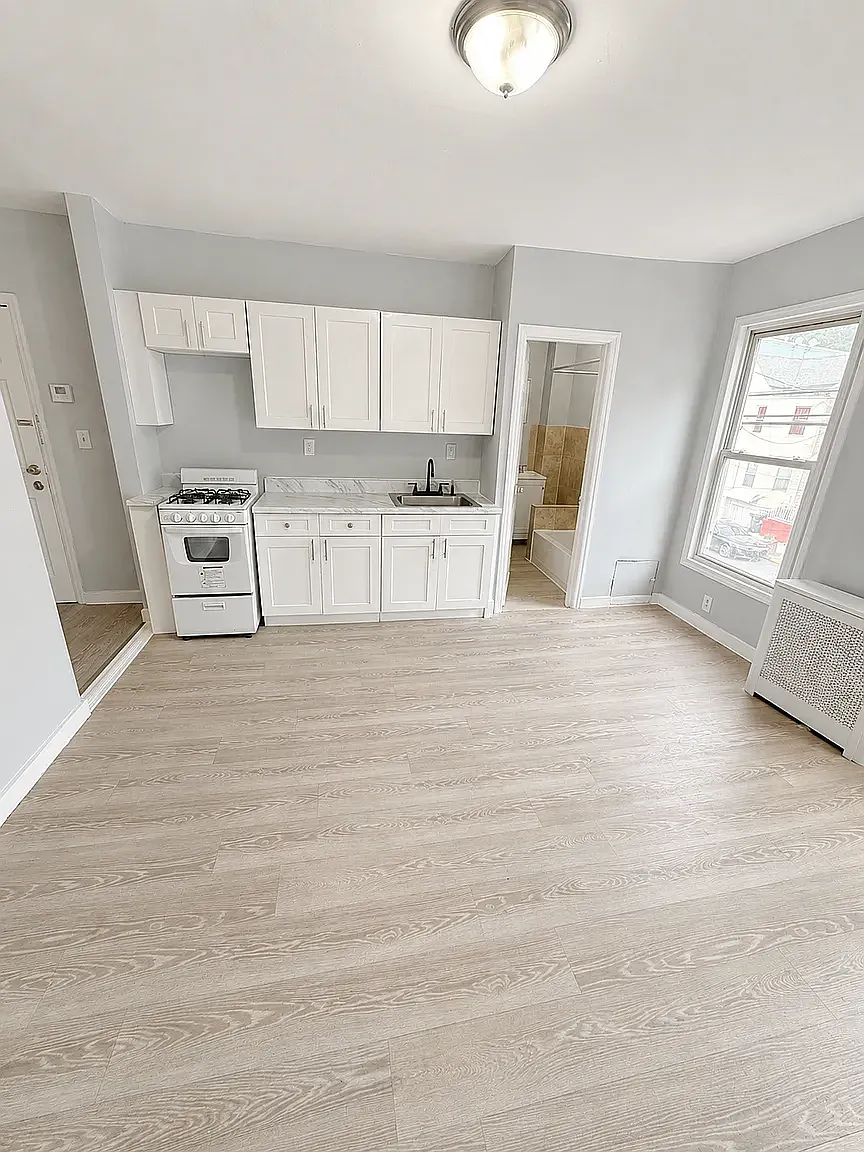 3 bed, $2,100 — Photo 3