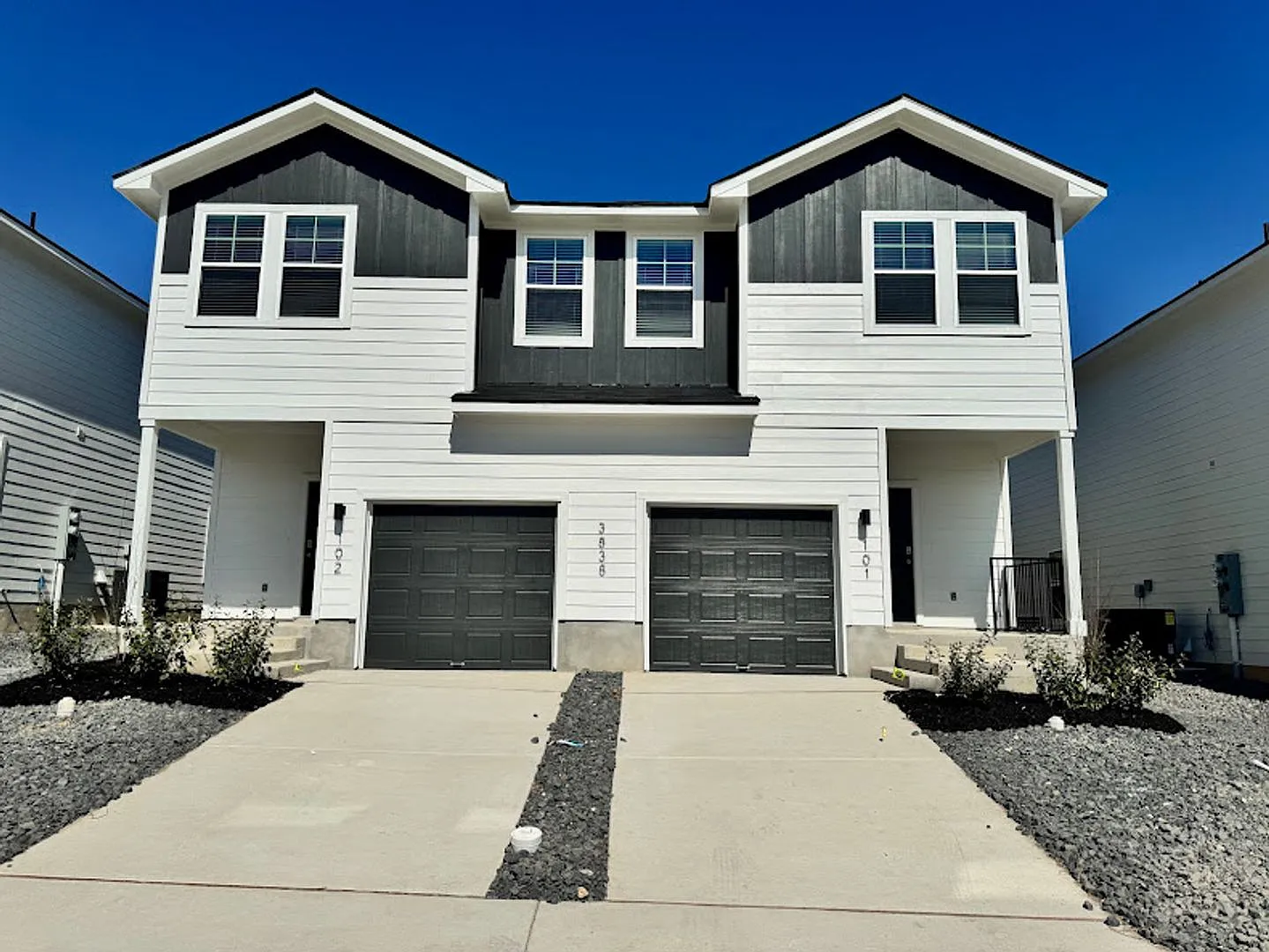 Luxury 3-bedroom, 2.5-bathroom Duplex in Saint Hedwig, TX! — Photo 1