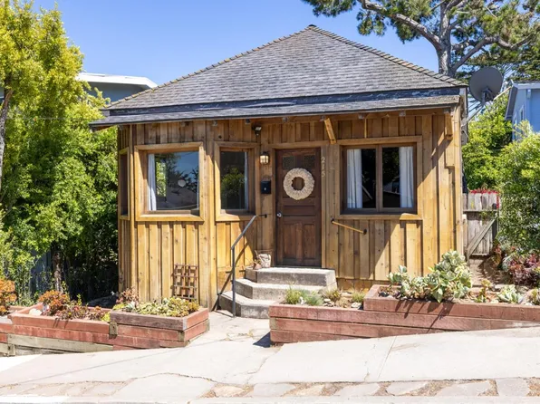 215 9th St, Pacific Grove, CA 93950