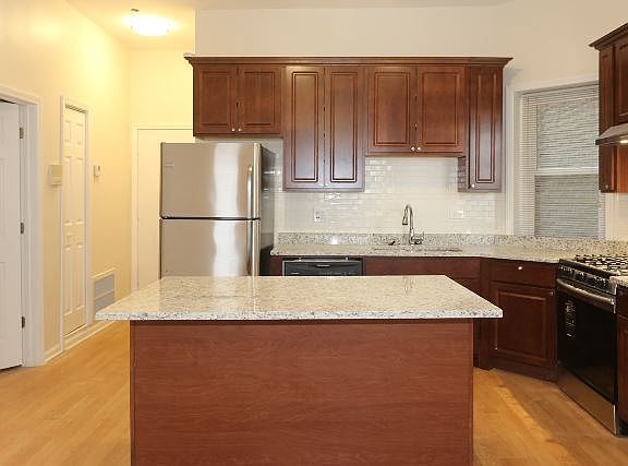 3rd image of 1473 W Erie St APT 1R