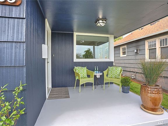 Enjoy the view of the Cascade mountains and of Mt. Rainier as you sit here while enjoying a morning coffee or afternoon beverage!