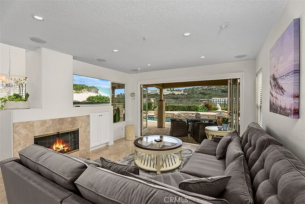 3 bed, 2.5 bath, 1960 sqft, $10,000 — Photo 3
