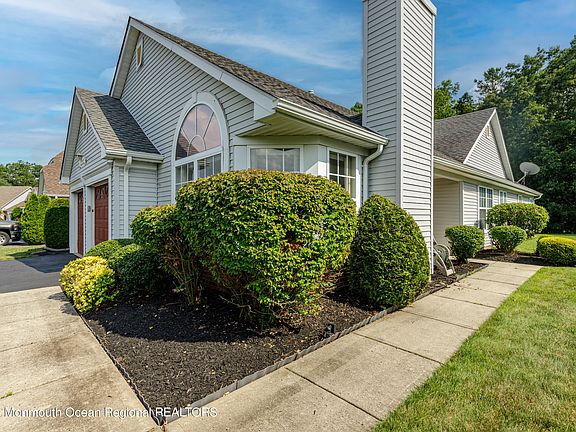 3rd image of 2386 Woodbine Lane
