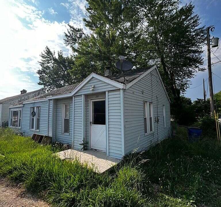 2nd image of 209 & 211 E Mount Vernon St