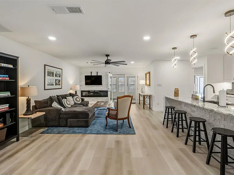 2107 Lewood Cir — Photo 3