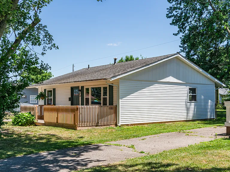 77 Ridgebury Dr — Photo 4