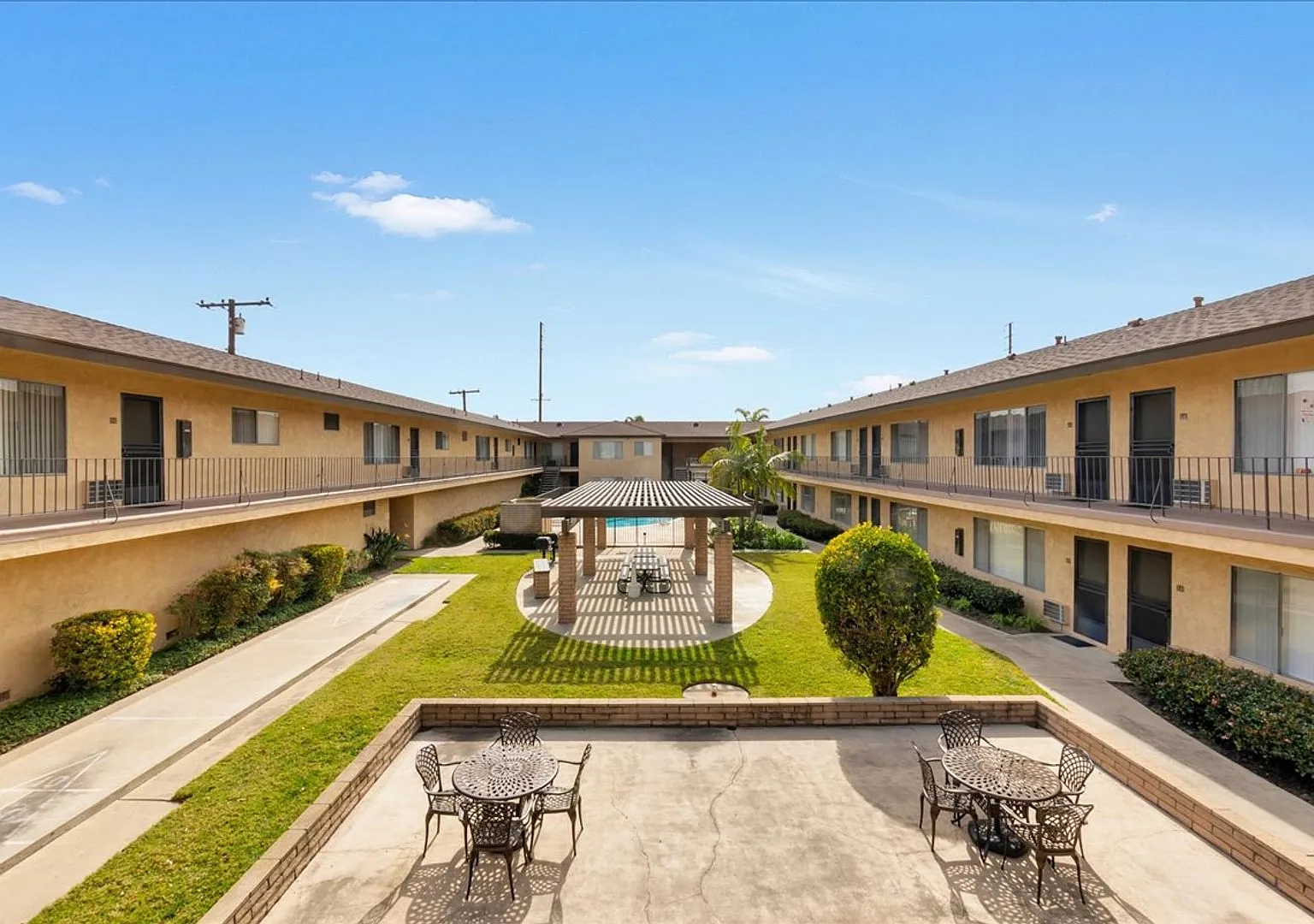 LA GRANADA APARTMENTS — Photo 1