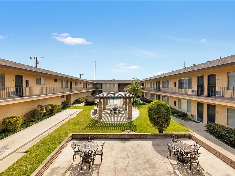 LA GRANADA APARTMENTS — Photo 1