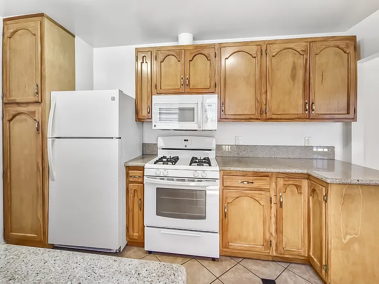 1115 1/4 Douglas St #1115-1/4 — Photo 7